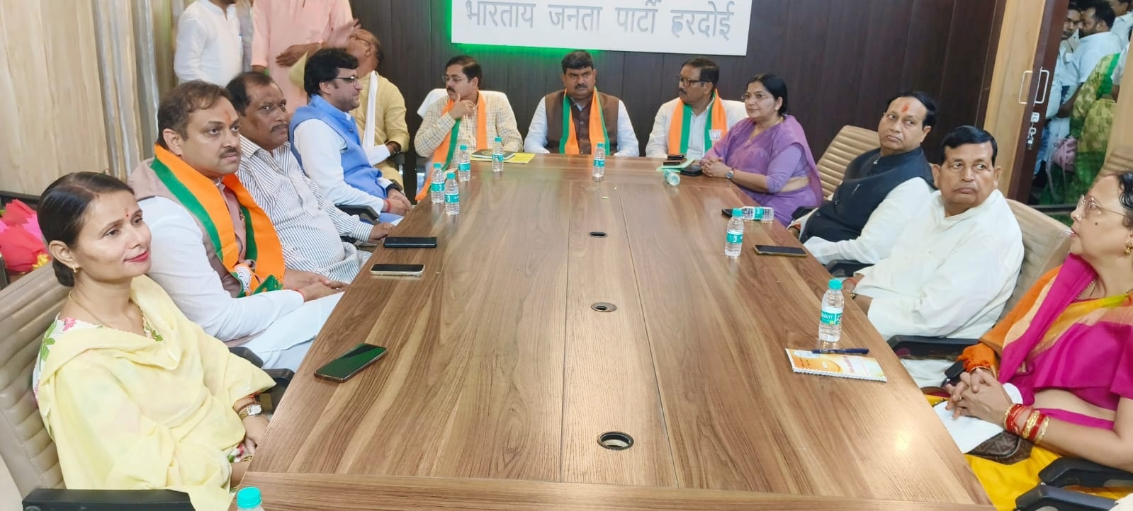 आज हरदोई भाजपा जिला कार्यालय में आयोजित जनप्रतिनिधि बैठक