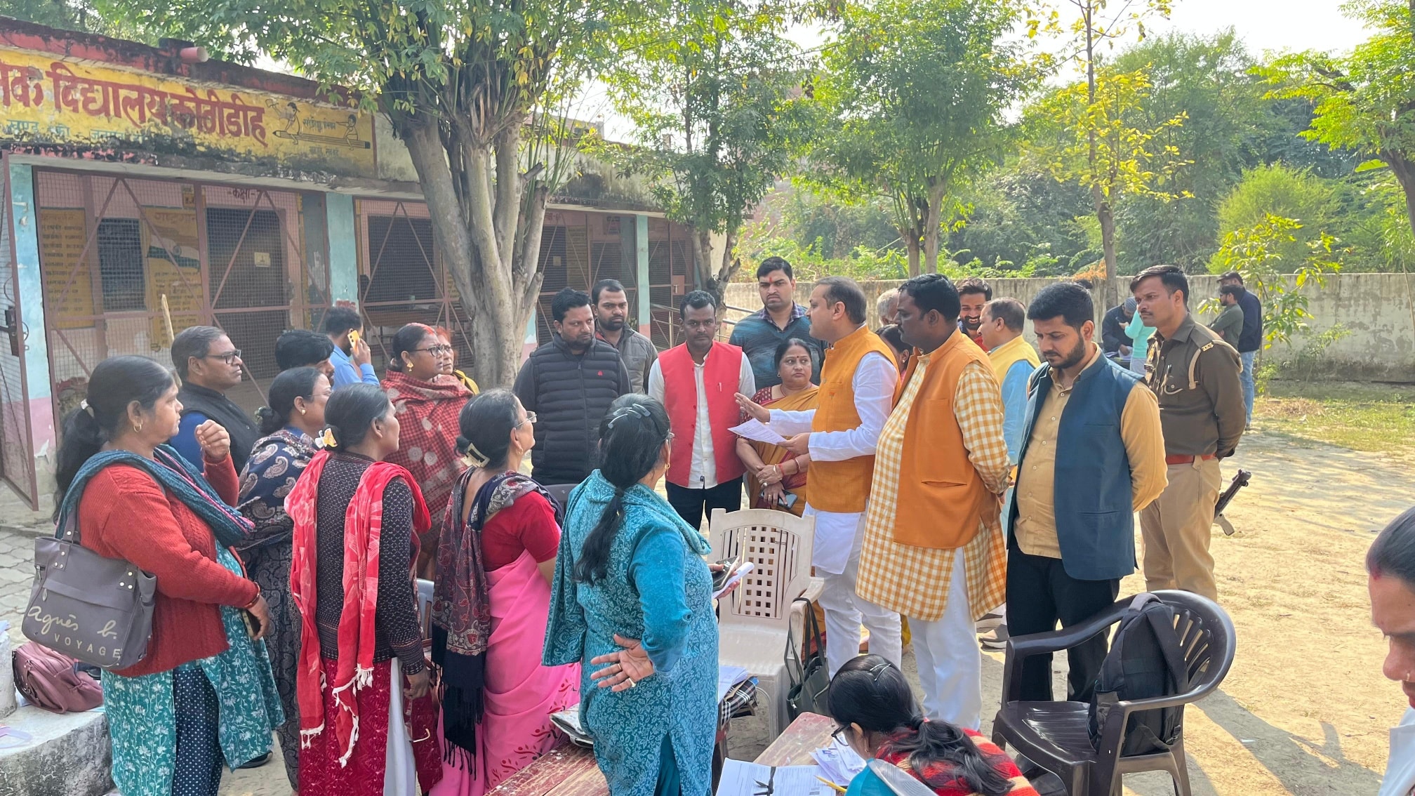 “मतदाता गहन पुनरीक्षण (SIR)” में पहुँचकर संबंधित BLO से विस्तृत जानकारी प्राप्त की।