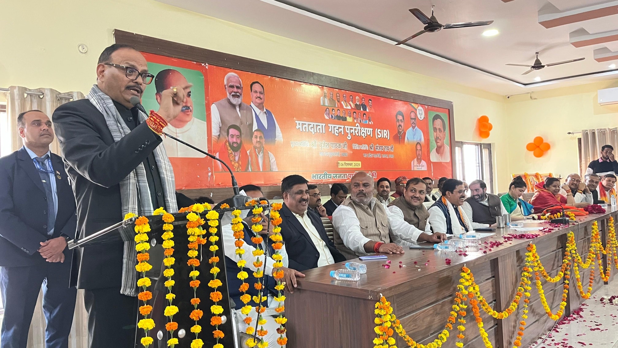 बाराबंकी के जिला भाजपा कार्यालय पर विशेष गहन पुनरीक्षण (SIR) के संबंध में आयोजित बैठक