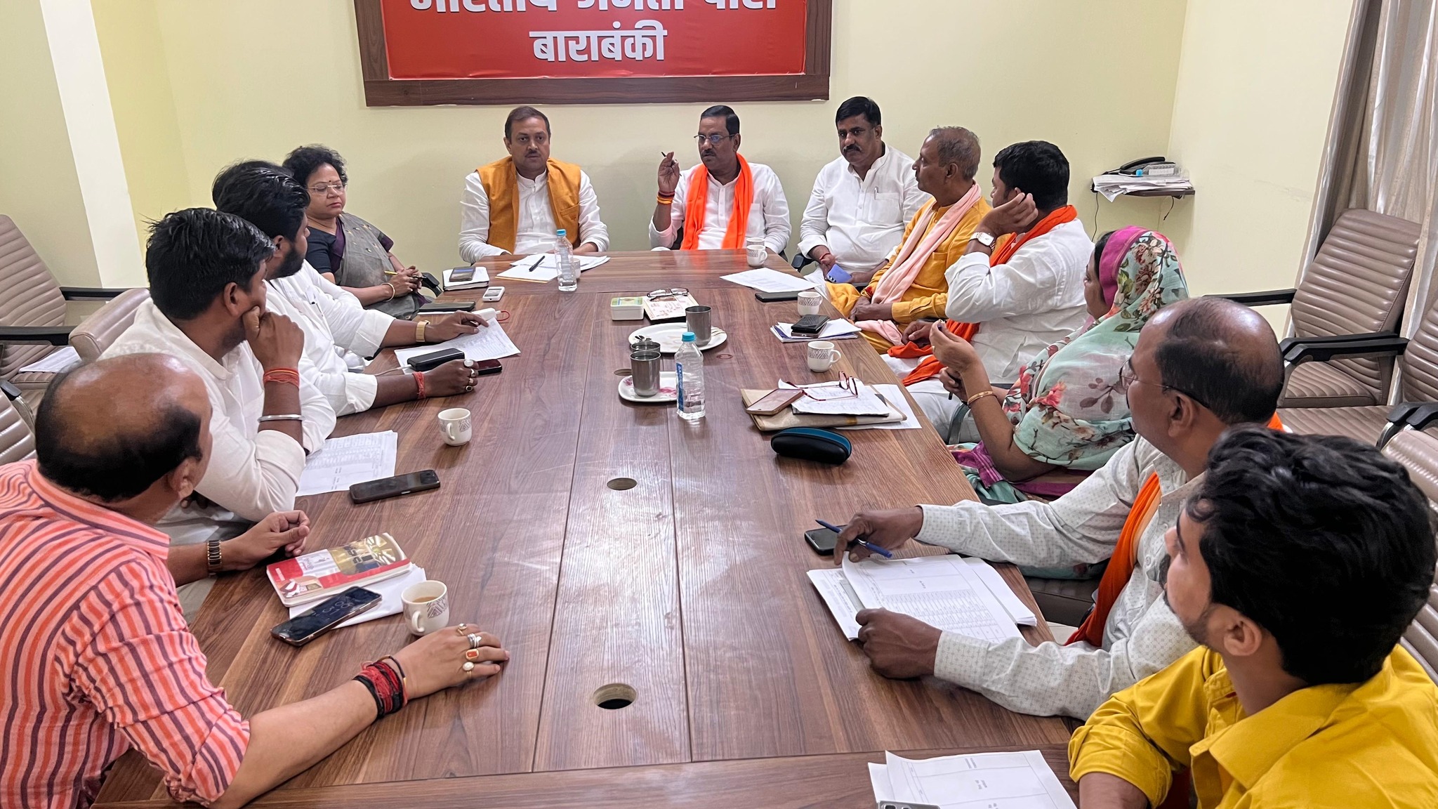 बाराबंकी जिला कार्यालय में जिला पदाधिकारियों (मॉनिटरिंग टीम) के साथ ‘जन आक्रोश यात्रा’ की समीक्षा बैठक